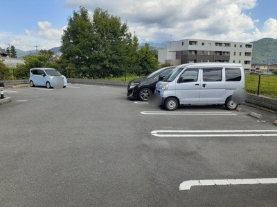 【駐車場】 | モルトベーネ | 駐車場に車を止められます