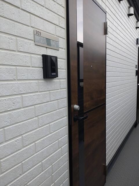 メリディアン杉田の玄関