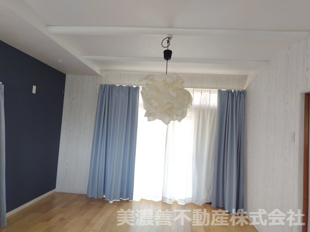 ６７０２０　岐阜市古市場中古戸建ての洋室