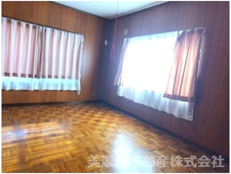 ６７０２０　岐阜市古市場中古戸建ての洋室