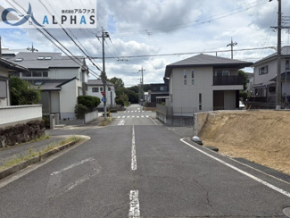 【前面道路含む現地写真】 | 神戸市西区樫野台四丁目　建築条件無し土地 | ■東側の前面道路は、幅員約10ｍあります♪
■歩道もあります♪※現在解体工事中