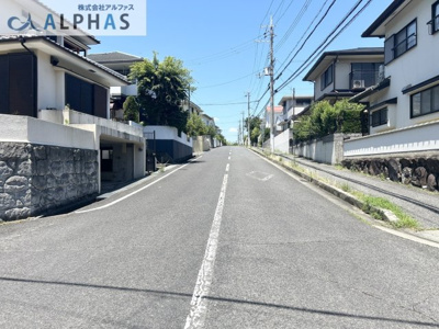 【前面道路含む現地写真】 | 神戸市西区樫野台四丁目　建築条件無し土地 | ■東側の前面道路は、幅員約10ｍあります♪
■歩道もあります♪※現在解体工事中