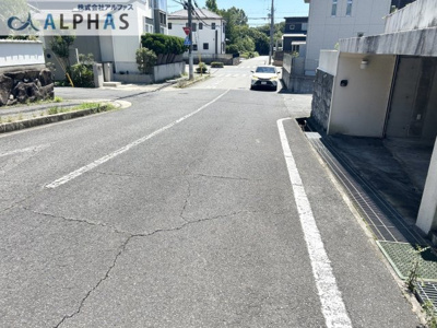 【前面道路含む現地写真】 | 神戸市西区樫野台四丁目　建築条件無し土地 | ■東側の前面道路は、幅員約10ｍあります♪※現在解体工事中