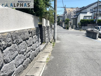 【前面道路含む現地写真】 | 神戸市西区樫野台四丁目　建築条件無し土地 | ■南側の前面道路は、幅員約6ｍあります♪
■閑静な住宅地♪周辺交通量少なめ♪
■お好きなハウスメーカーで建築できます♪※現在解体工事中