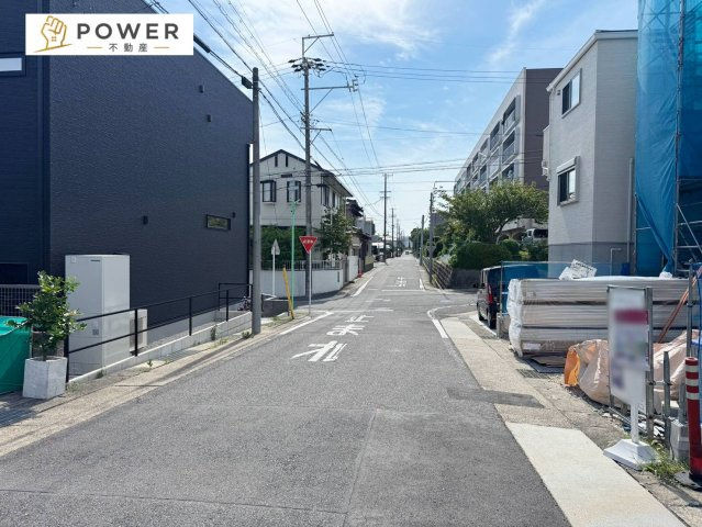 緑区黒沢台１丁目　全１棟の前面道路含む現地写真|十分な幅が確保されており、車の出し入れもスムーズです。日常生活での使いやすさも兼ね備えています。