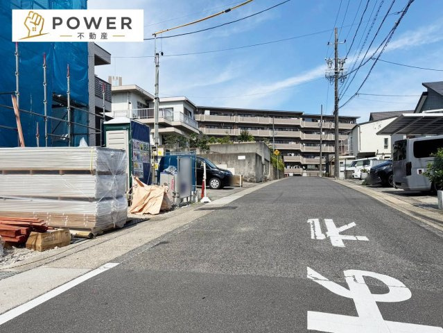 緑区黒沢台１丁目　全１棟の前面道路含む現地写真|十分な幅が確保されており、車の出し入れもスムーズです。日常生活での使いやすさも兼ね備えています。