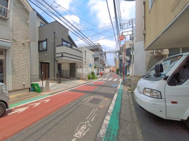 杉並区阿佐ヶ谷南2丁目 全2棟1号棟の前面道路含む現地写真|東側5.45ｍ公道
車の駐車しやすい広さです。
