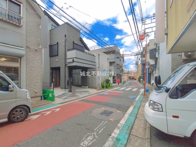杉並区阿佐ヶ谷南2丁目 全2棟1号棟の前面道路含む現地写真|東側5.45ｍ公道
車の駐車しやすい広さです。