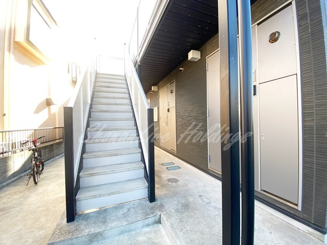藤沢市本鵠沼１丁目のアパートのエントランス