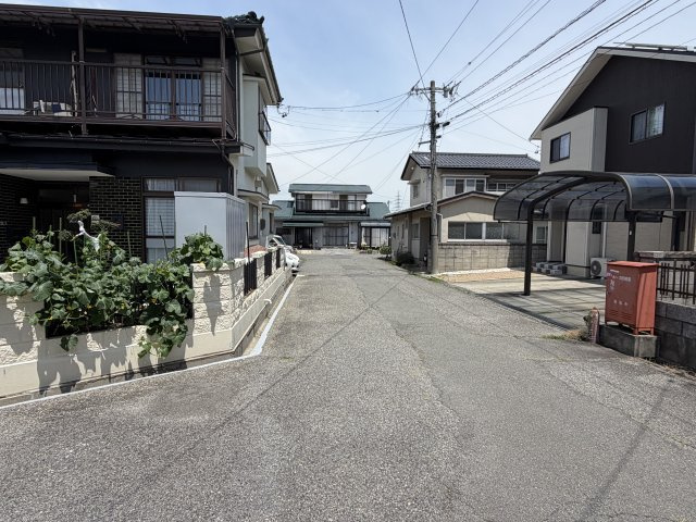広丘野村　中古住宅の前面道路含む現地写真