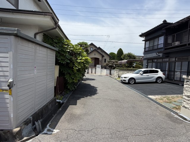 広丘野村　中古住宅の前面道路含む現地写真
