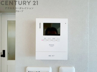訪問者が来たときにテレビ画面で確認できるため、安心してドアを開けられます。録画機能があるものもあり、留守中に来訪者を記録しておくことができます。利便性が高く、セキュリティ面でも安心です。