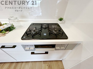 多数の調理器具を同時に使用でき、料理の効率化が可能。省エネで節約になり、様々な料理スタイルに適応できます。また、火力調整が独立しており、手入れや掃除もしやすく、今よりもっとお料理が楽しくなるかも。