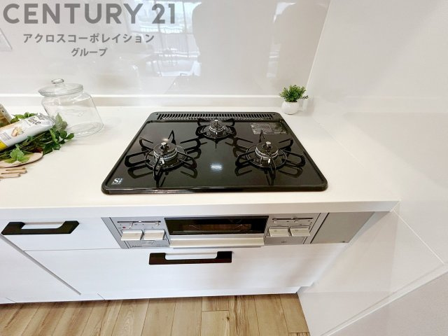 多数の調理器具を同時に使用でき、料理の効率化が可能。省エネで節約になり、様々な料理スタイルに適応できます。また、火力調整が独立しており、手入れや掃除もしやすく、今よりもっとお料理が楽しくなるかも。