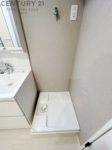 洗濯物の仕分け作業がしやすく、整理整頓が容易になります。洗濯音や湿気を他の部屋に持ち込まず、生活環境を快適に保ちます。上部を活用すれば収納スペースを確保でき洗剤や洗濯用品の整理もしやすくなります。