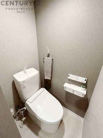 温水洗浄便座付トイレは温水洗浄機能により、暖かい水でおしりを洗浄することができ、冷たい水を使う従来の便座に比べ、温水洗浄機能で暖かいトイレを提供し、快適な使用を可能にします。