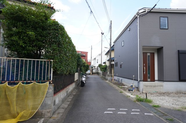 草加市新栄4丁目 新築分譲住宅の前面道路含む現地写真