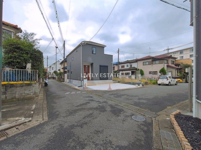 草加市新栄4丁目 新築分譲住宅の前面道路含む現地写真