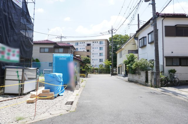 草加市新栄4丁目 新築分譲住宅の前面道路含む現地写真