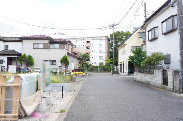 草加市新栄4丁目 新築分譲住宅の前面道路含む現地写真