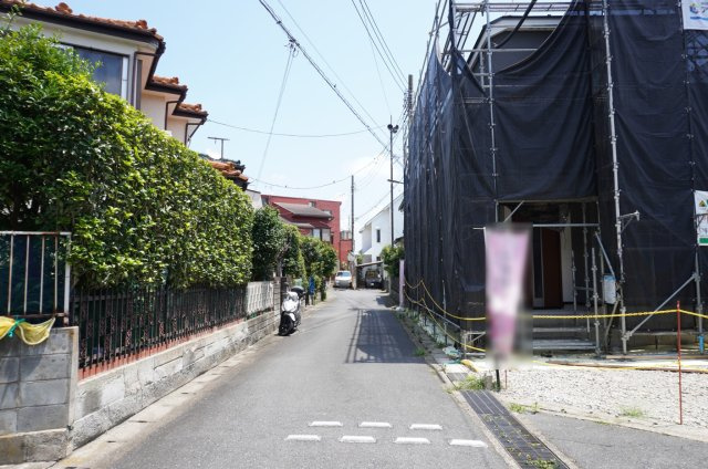 草加市新栄4丁目 新築分譲住宅の前面道路含む現地写真
