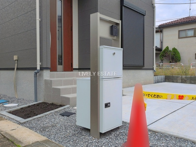 草加市新栄4丁目 新築分譲住宅のその他|インターホン機能・宅配BOX付き門柱