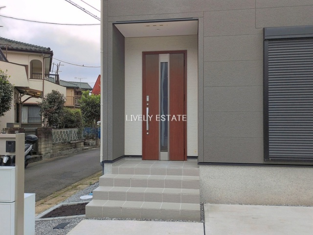 草加市新栄4丁目 新築分譲住宅の玄関