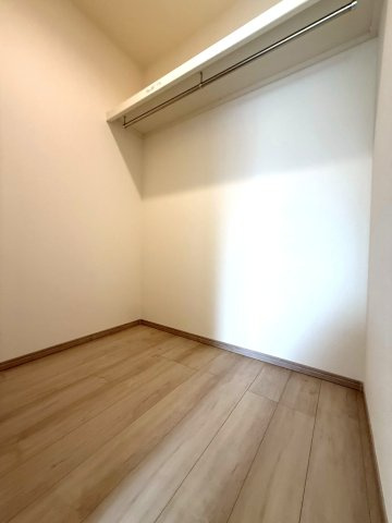 新築戸建　沼津市本字松下845番　全5棟　E号棟の収納|WIC付きの居室。家族の衣類などしっかり収納できます。