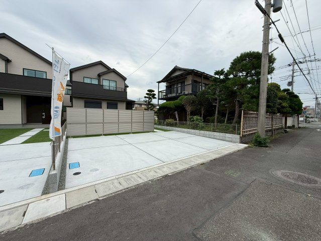新築戸建　沼津市本字松下845番　全5棟　E号棟の前面道路含む現地写真|駐車スペースはコンクリート仕上げになっているため、雨の日も足元が気になりません♪