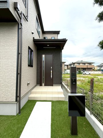 新築戸建　沼津市本字松下845番　全5棟　E号棟の玄関|黒をアクセントとしたおしゃれな玄関。