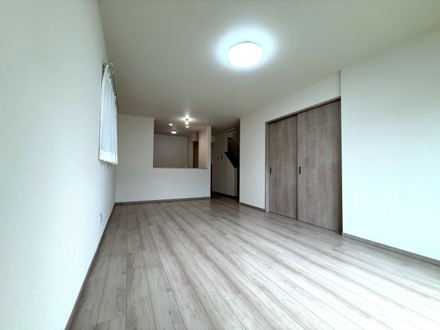 新築戸建　沼津市本字松下845番　全5棟　E号棟の居間・リビング|どんなインテリアも馴染む白を基調としたリビング。