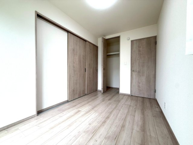新築戸建　沼津市本字松下845番　全5棟　E号棟の洋室|リビング続きの洋室は様々な活用ができます。