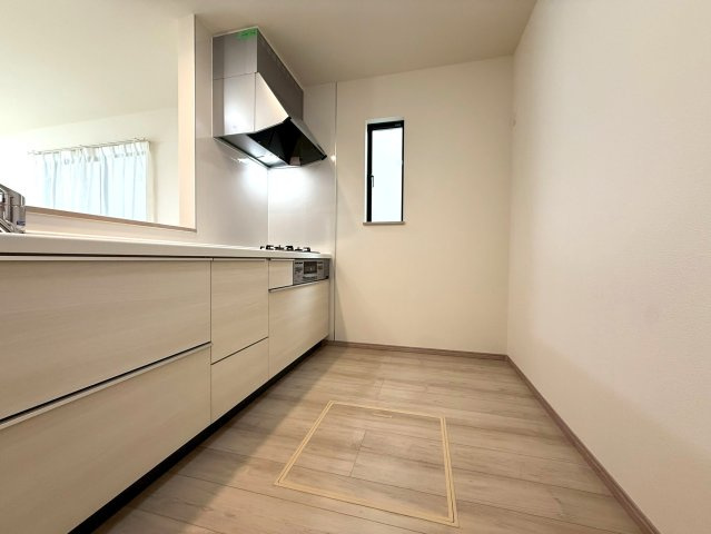 新築戸建　沼津市本字松下845番　全5棟　E号棟のキッチン|収納豊富なシステムキッチン。限られたスペースを有効活用できる床下収納もございます。