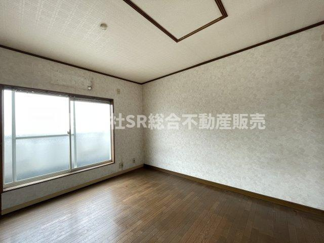 中鴻池町3丁目中古戸建の洋室|3F　8.0帖。バルコニーに面した明るい洋室です！