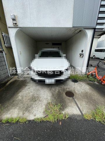 中鴻池町3丁目中古戸建の駐車場|ビルトインガレージで直接玄関と行き来できるので雨に濡れません！