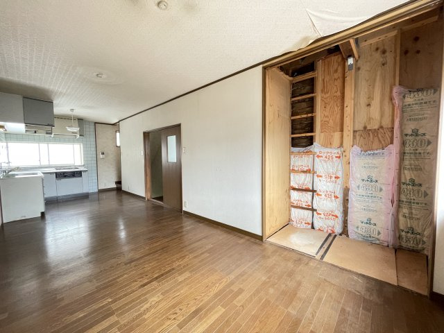 中鴻池町3丁目中古戸建の居間・リビング|2Fリビングの収納部分がリフォーム途中となっております！