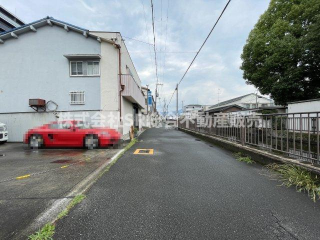 中鴻池町3丁目中古戸建の前面道路含む現地写真|弊社は、工務店と関係強化を徹底し、世界情勢やナフサショックの影響を受けずに材料確保を行い、納期も遅れることがございませんので、心配ご無用です！お気軽にご相談下さい。