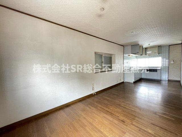 中鴻池町3丁目中古戸建の居間・リビング|2F　13.5帖。ご家族と毎日顔を合わせられる造りでゆったりとお過ごしいただける空間です！
