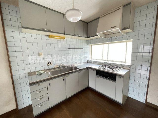 中鴻池町3丁目中古戸建のキッチン|人気の高いL字型キッチン♪作業スペースが広く快適にお料理できます！