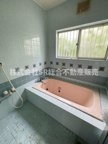 中鴻池町3丁目中古戸建の浴室|足を伸ばしてゆったりくつろげる浴室です！
（現状、洗面所と玄関廊下スペースがリフォーム途中でなくなっているため浴室の使用も難しいと思います）