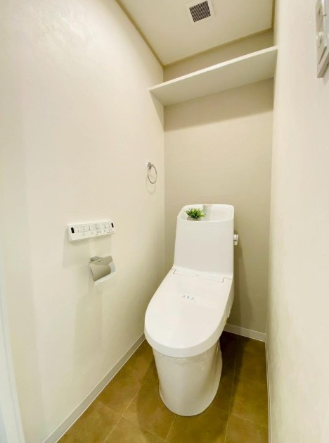 桂ガーデンハイツのトイレ|トイレ上部にはトイレットペーパーなど収納できる棚が備付けです。