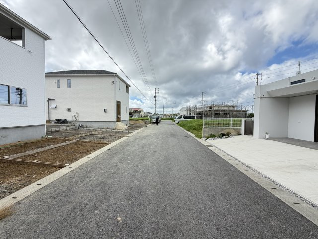 読谷村大湾　第2（全2棟）1号棟の前面道路含む現地写真|※西側公道6m♪