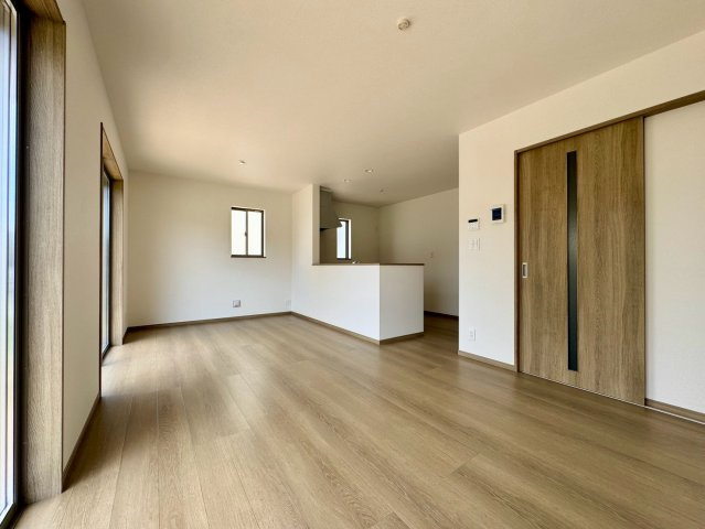 緑区大高町東古根４９番の居間・リビング|家族が自然と集まる広々としたリビング。お子様の成長を見守りながら過ごせます。