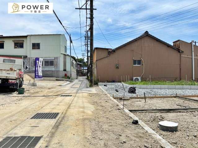 緑区大高町東古根４９番の前面道路含む現地写真|十分な幅が確保されており、車の出し入れもスムーズです。日常生活での使いやすさも兼ね備えています。
