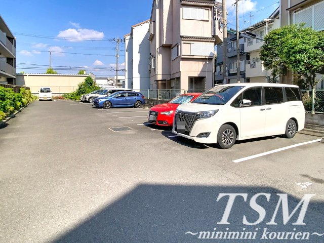 プレザント枚方の駐車場