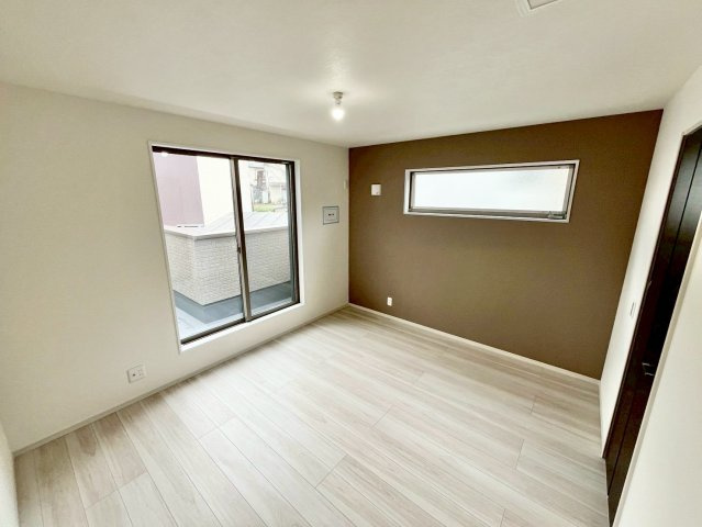 【仲介手数料無料】富士見市上沢4期―新築分譲住宅―全1棟の洋室|全室2面採光、やさしい光と静けさが、自然な眠りへと導いてくれる、住まいの“癒しの核”です。