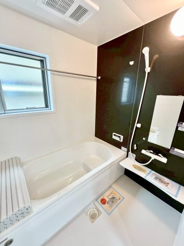 【仲介手数料無料】富士見市上沢4期―新築分譲住宅―全1棟の浴室|一日の疲れを優しく癒す、ゆったり広々とした浴室。保温浴槽で冬もポカポカ、お湯も冷めにくい。心までほぐれる、極上のリラックス空間です。