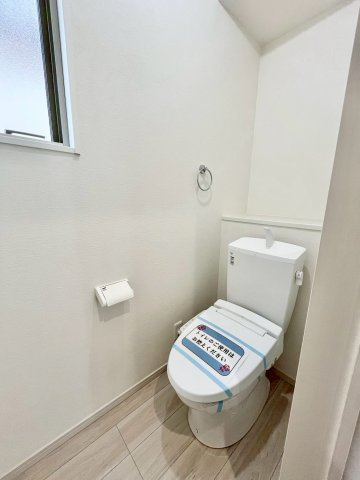 【仲介手数料無料】富士見市上沢4期―新築分譲住宅―全1棟のトイレ|窓のあるトイレで、いつでも自然換気ができる快適空間。光が差し込み、清潔感のある明るい印象です。