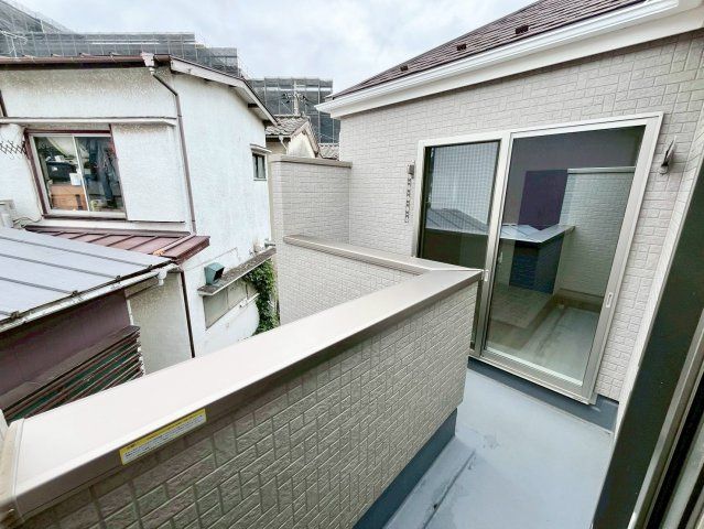 【仲介手数料無料】富士見市上沢4期―新築分譲住宅―全1棟のバルコニー|住まわれる人だけに許された専用の快適なバルコニー。めまぐるしく過ぎ行く日々の中でゆったりとした癒しを提供してくれる居住者のプライベート空間がここにあります。