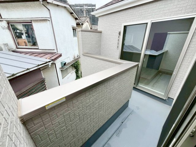 【仲介手数料無料】富士見市上沢4期―新築分譲住宅―全1棟の展望|星空が地上に映りこむかのような夜景のきらめきまで、この街ならではの美しい風景の物語が室内に展開します。手を伸ばせば、ふれることができそうな眺望も魅力。